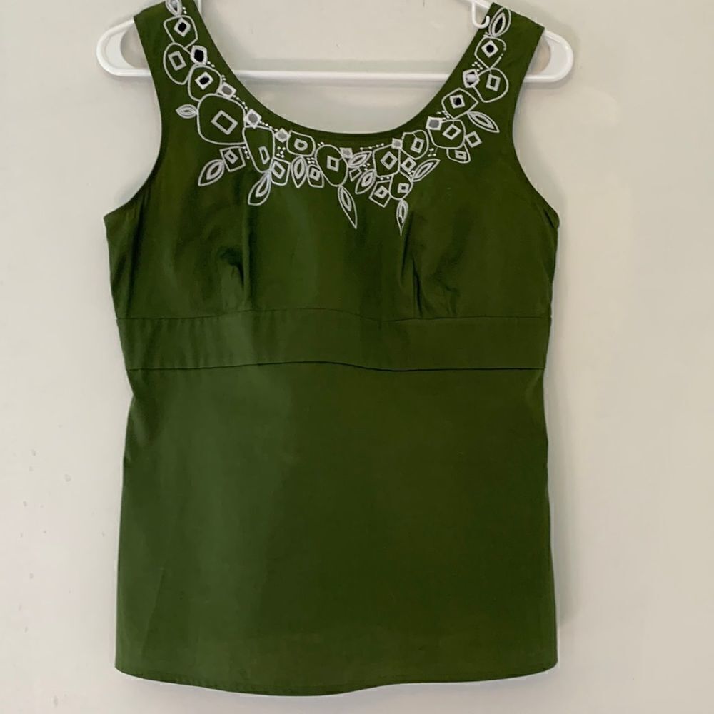 Loft olive sleeveless blouse with white cutout design Size 4 Length 22” Bust 15”